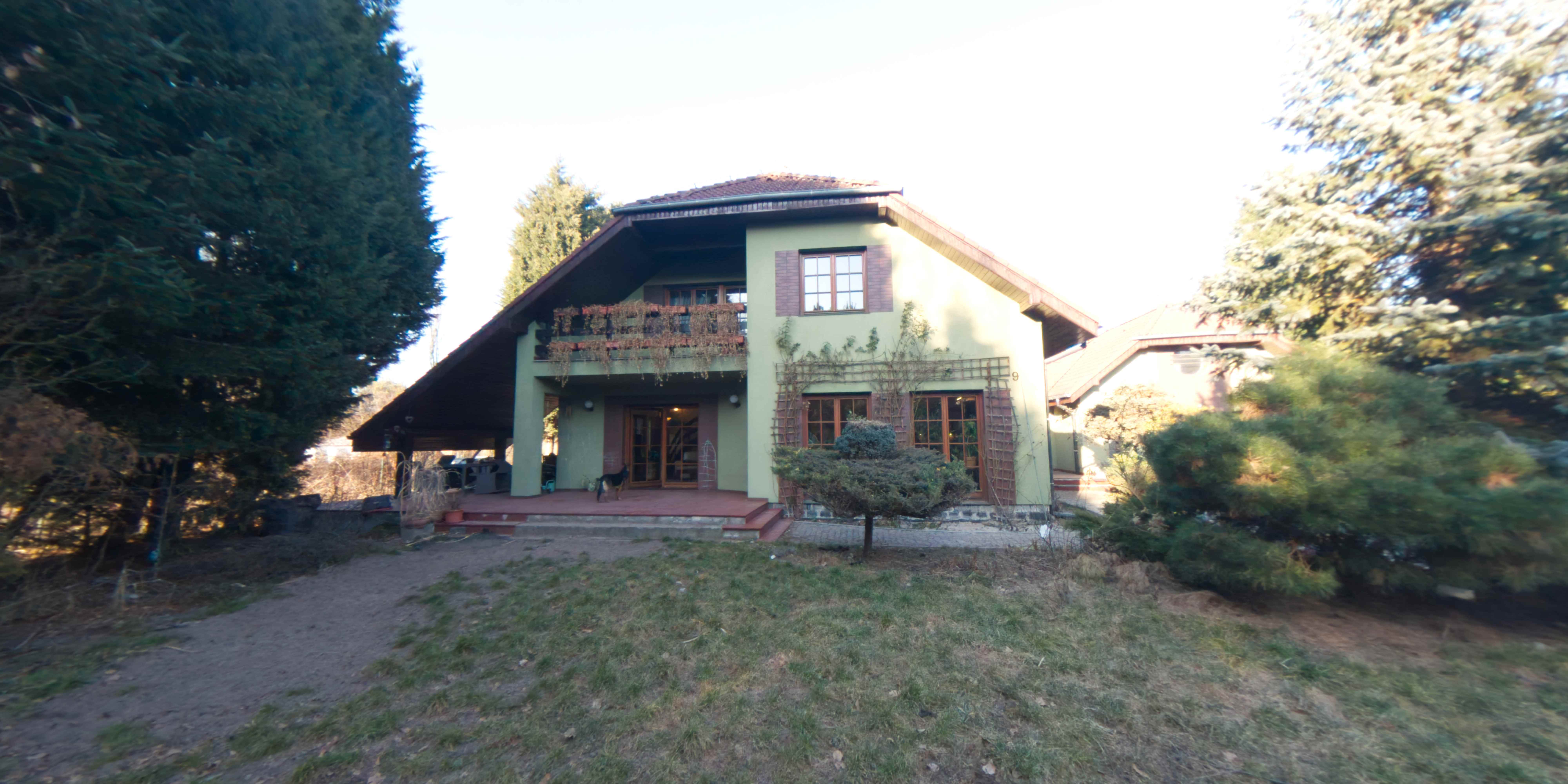Dom z ogrodem